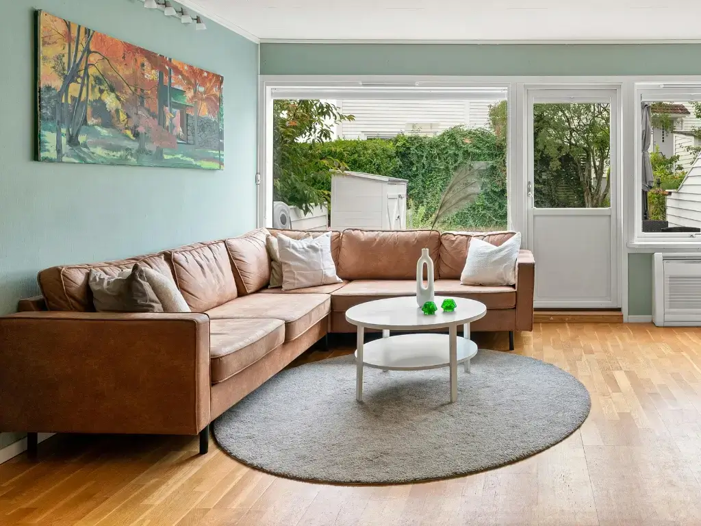 Neutrals That Enhance a Brown Leather Sofa