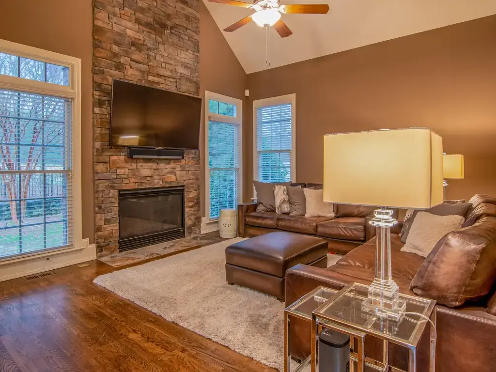 Warm Accents for a Cosy Brown Leather Couch