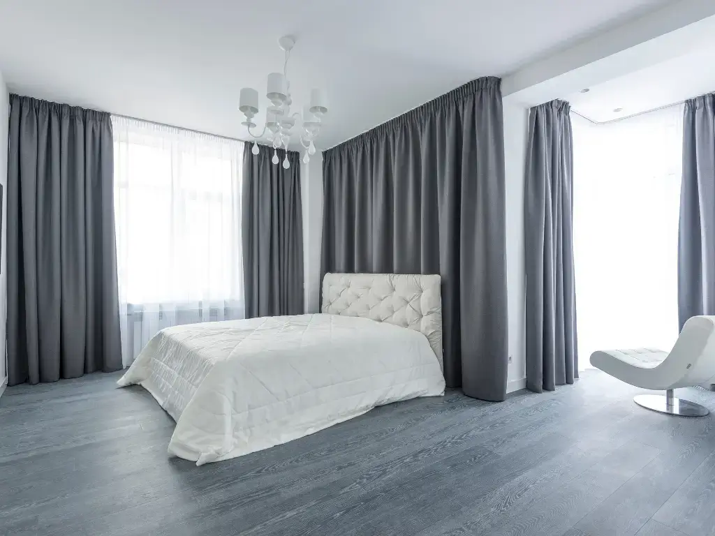 Paredes con cortinas completas para un aspecto más suave y dramático